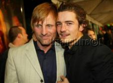 Viggo Mortensen hugs Orlando Bloom