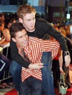 Orlando Bloom gives Dominic Monaghan a piggy back