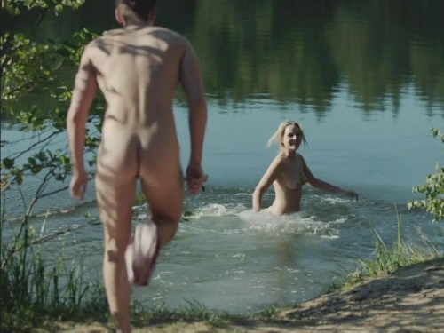 Deutschland 83: Jonas Nay skinny dipping