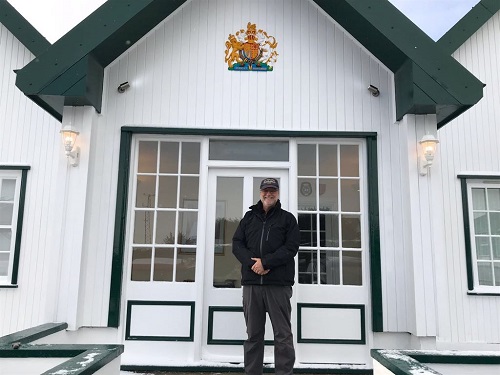 Ian outside the Governor's Mansion