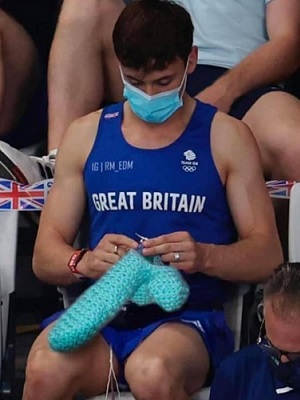 Tom Daley knitting