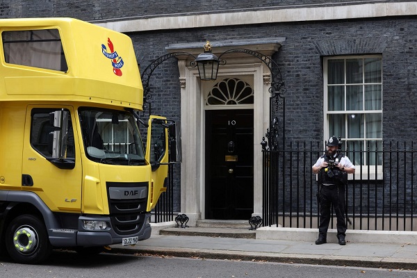 Removal vans at No10